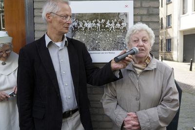 878096 Afbeelding van Bep Jacobs, de oudste vrijwilligster van het Nederlands Volksbuurtmuseum (Waterstraat 27-29), die ...